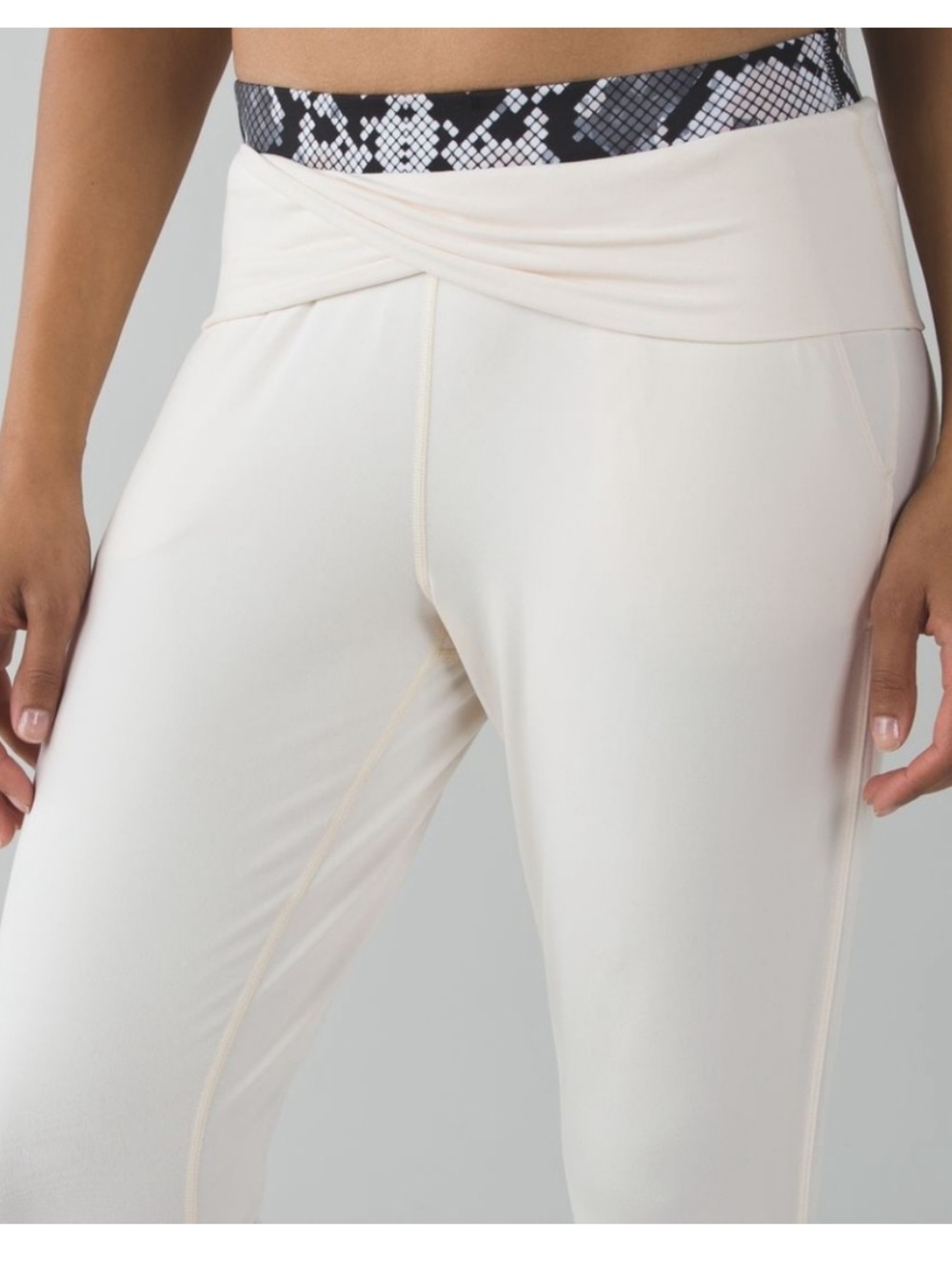 Lululemon Sunset Salutation Loose Fit Crop Yoga Pants Size 4 Creme White - Picture 2 of 9